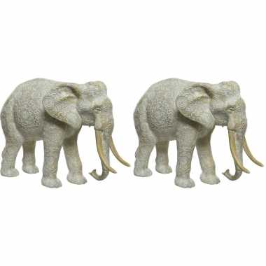 2x stuks dierenbeeld olifant 18 cm gegraveerd met mandala patroon