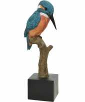Dierenbeeld ijsvogel 28 cm op tak standaard